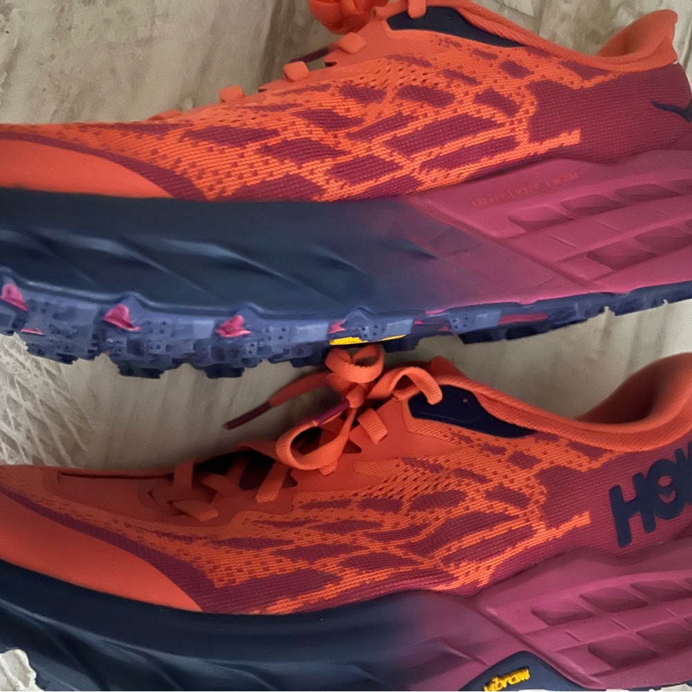 Hoka One Speedgoat 5 Women’s Size 10 B  running shoes NWOT - Picture 3 of 8